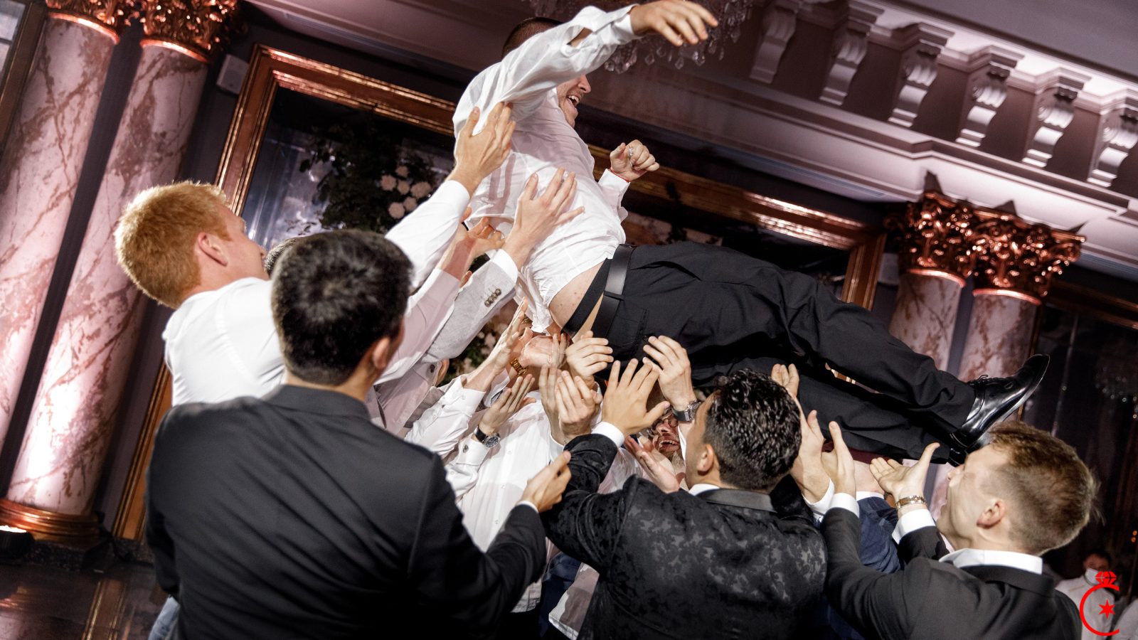 Chicago wedding DJ trends for 2026 packed dance floor